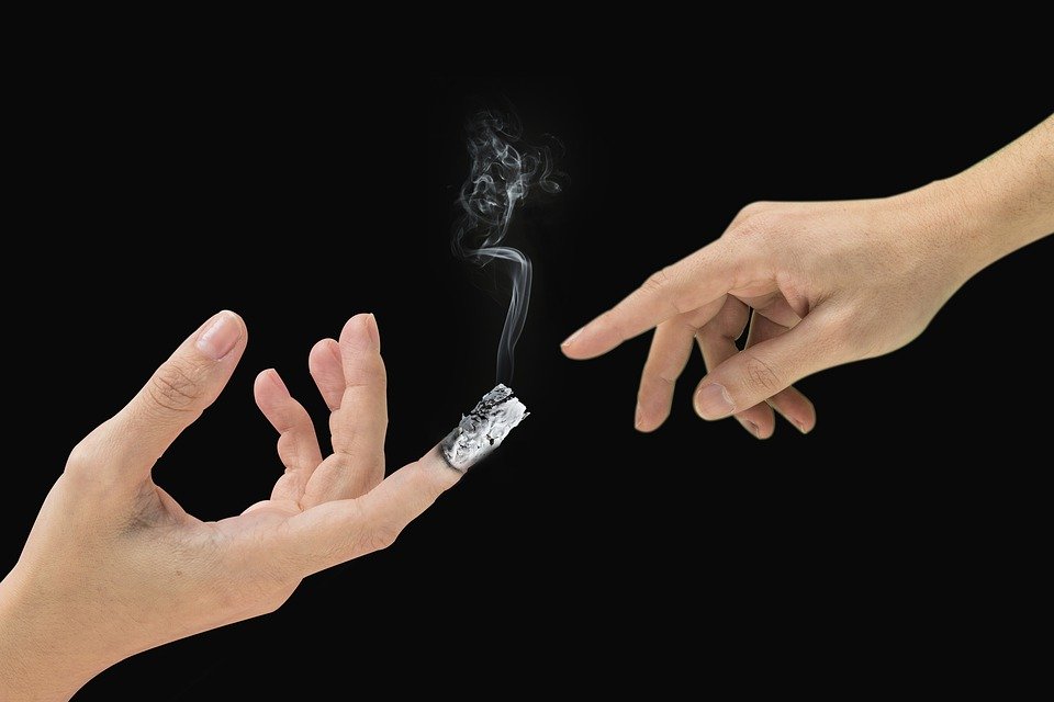 اثار التدخين على الفرد والمجتمع